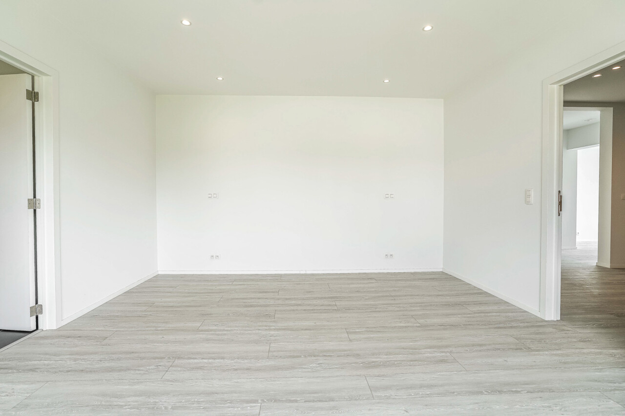 Ruimte met houten vloer