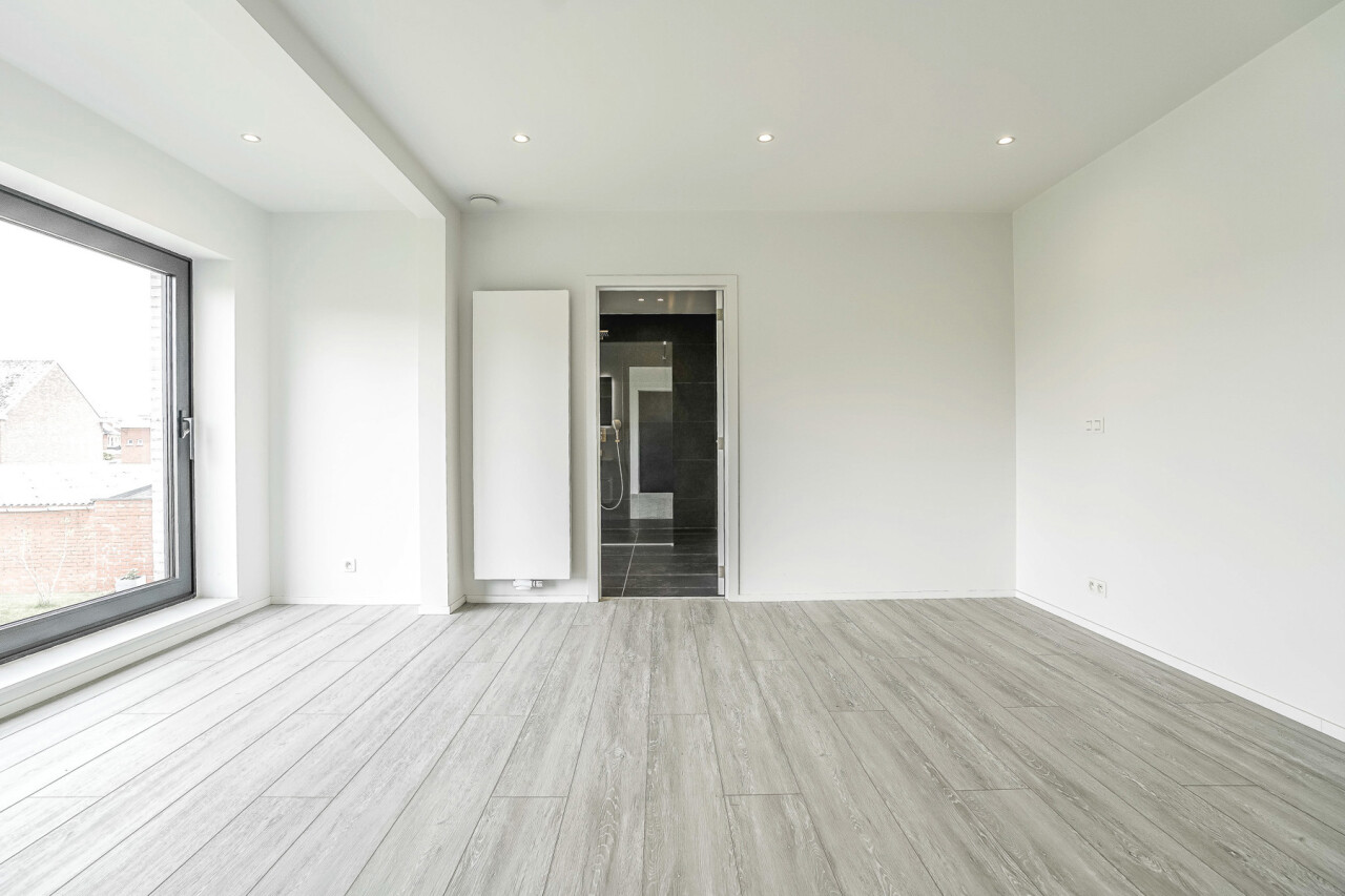 Slaapkamer met raampartij