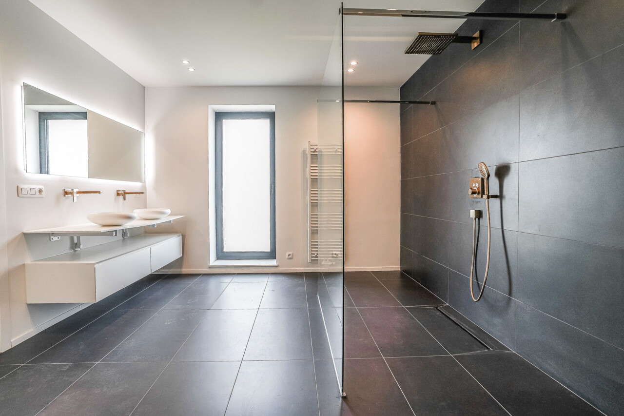 Dubbele wastafel en douche